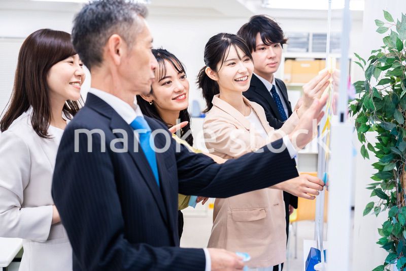 多様な意見を出し合うオフィスメンバー