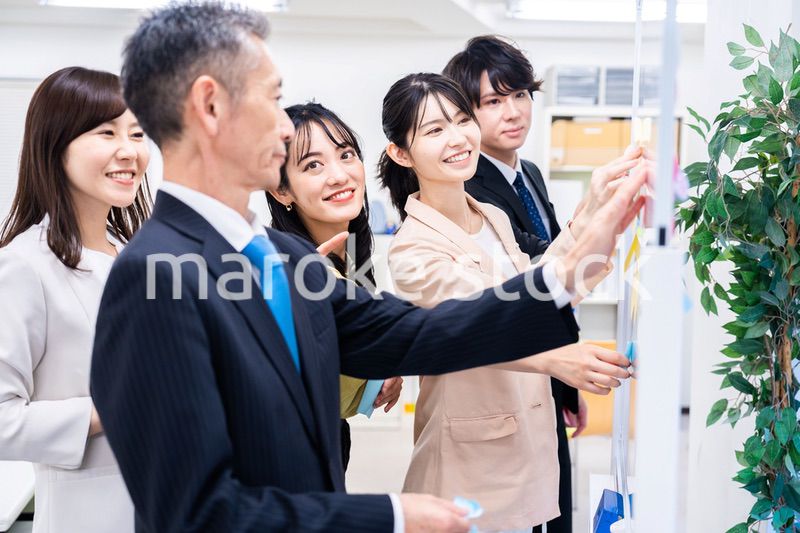 多様な意見を出し合うオフィスメンバー