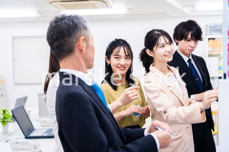 多様な意見を出し合うオフィスメンバー