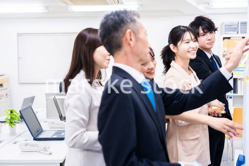 多様な意見を出し合うオフィスメンバー