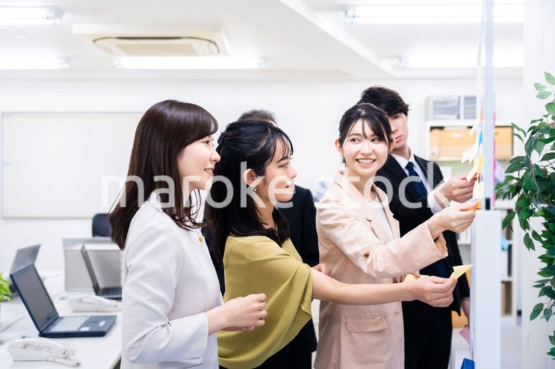 多様な意見を出し合うオフィスメンバー