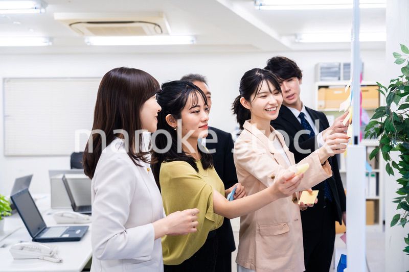 多様な意見を出し合うオフィスメンバー