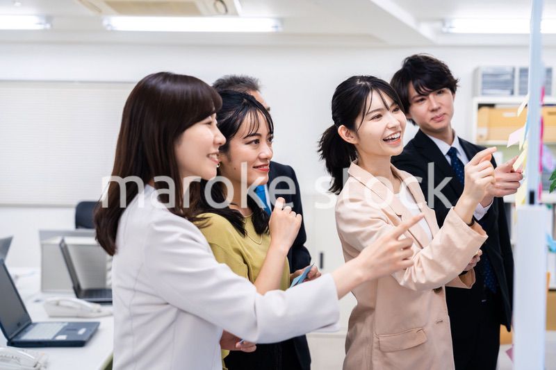 多様な意見を出し合うオフィスメンバー