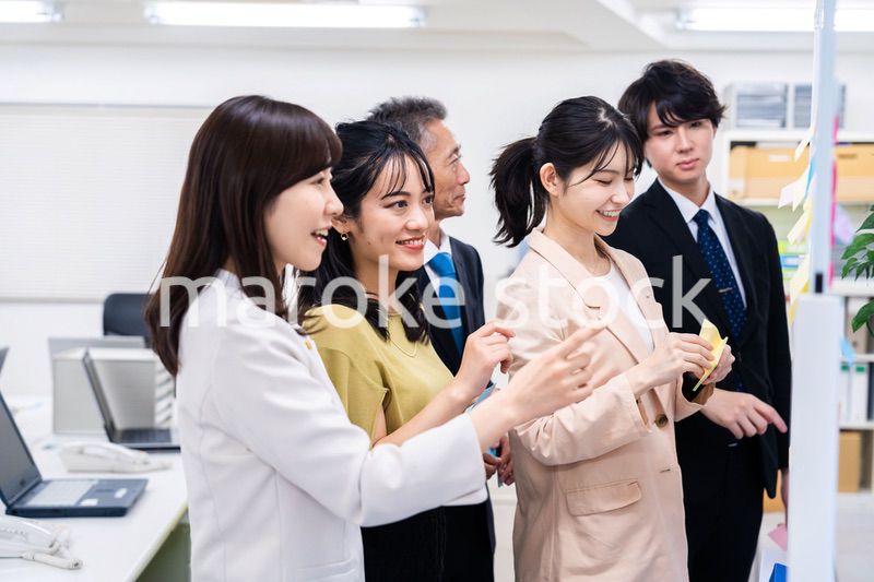 多様な意見を出し合うオフィスメンバー