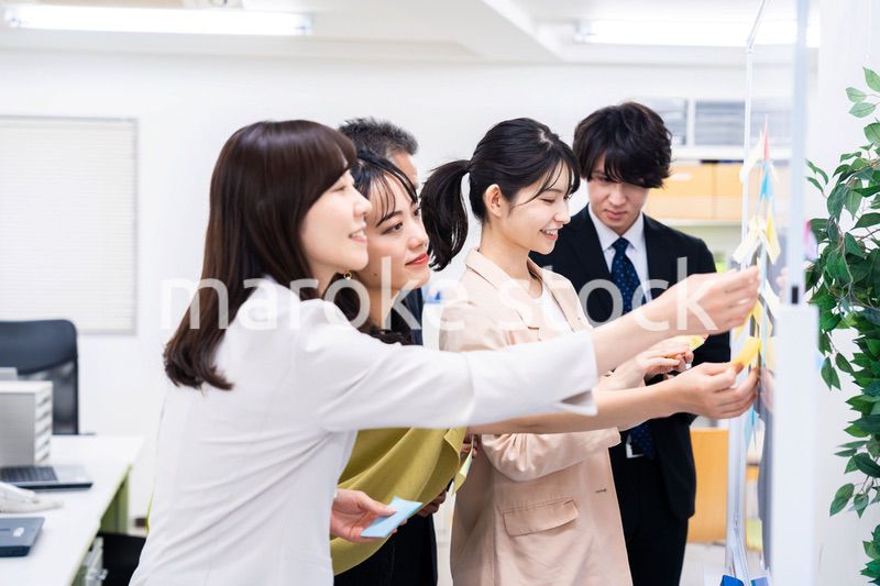 多様な意見を出し合うオフィスメンバー