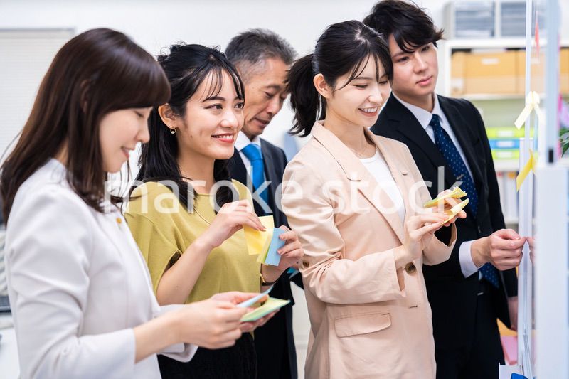 多様な意見を出し合うオフィスメンバー