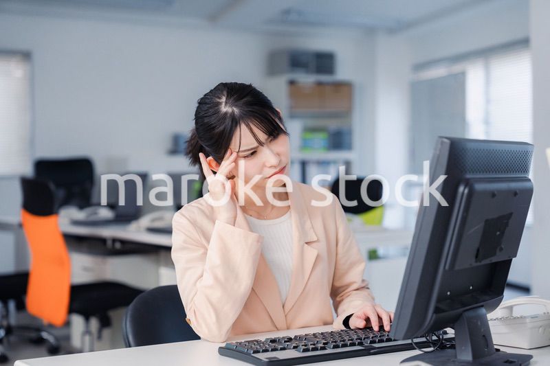 朝まで残業をして疲れたビジネスウーマン