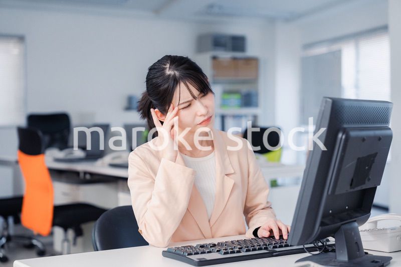 朝まで残業をして疲れたビジネスウーマン