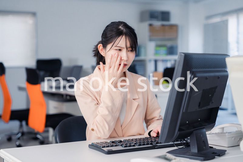 朝まで残業をして疲れたビジネスウーマン