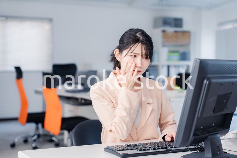 朝まで残業をして疲れたビジネスウーマン