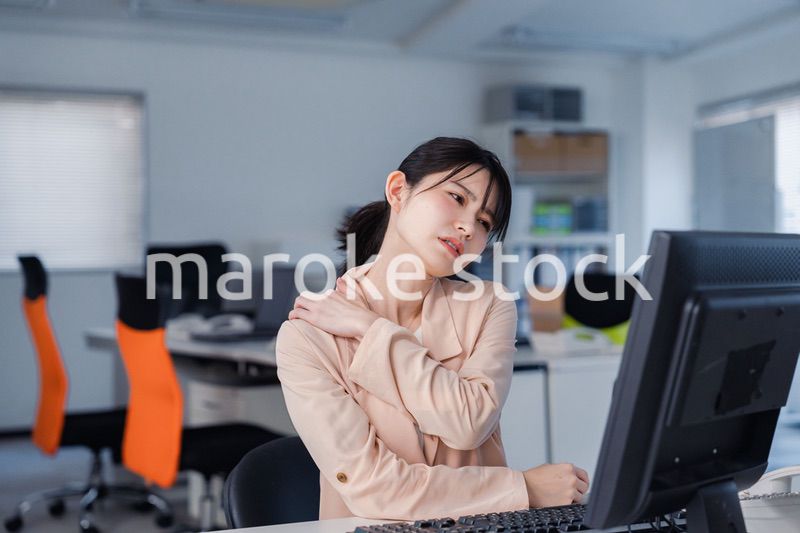 朝まで残業をして疲れたビジネスウーマン