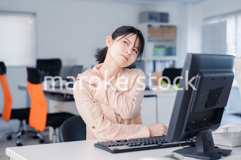 朝まで残業をして疲れたビジネスウーマン