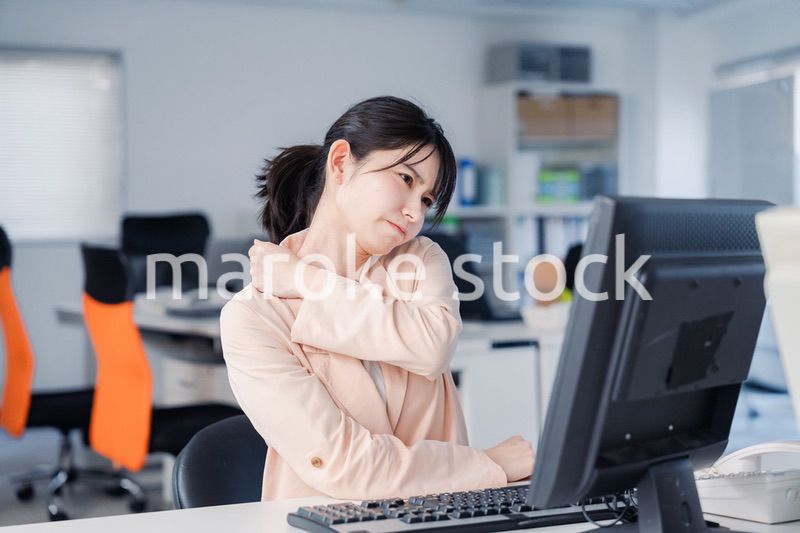 朝まで残業をして疲れたビジネスウーマン