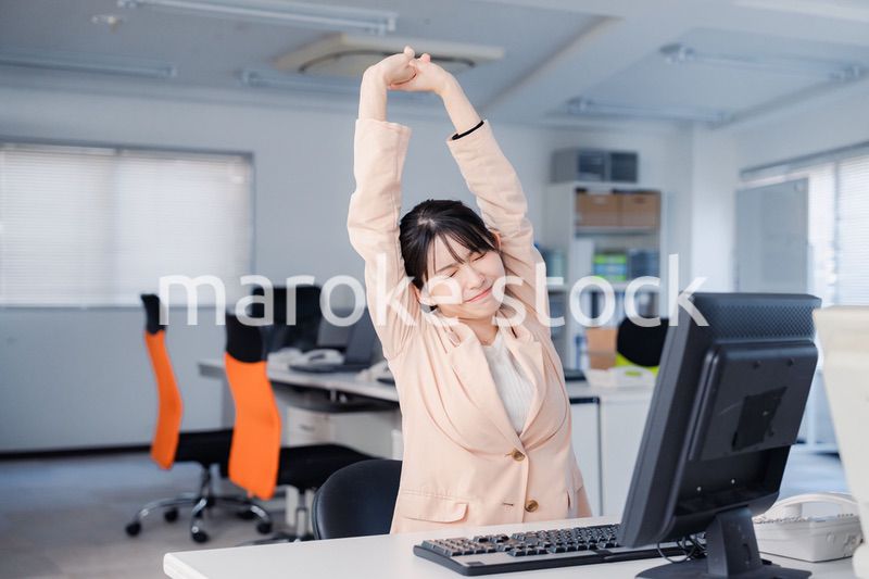 朝まで残業をして疲れたビジネスウーマン