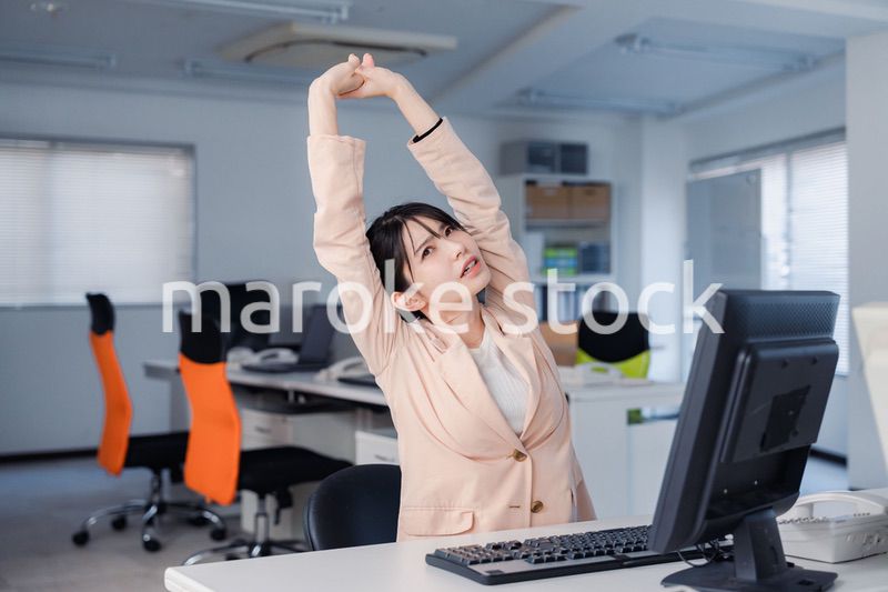 朝まで残業をして疲れたビジネスウーマン