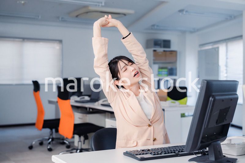 朝まで残業をして疲れたビジネスウーマン