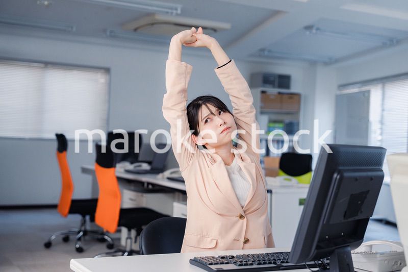 朝まで残業をして疲れたビジネスウーマン