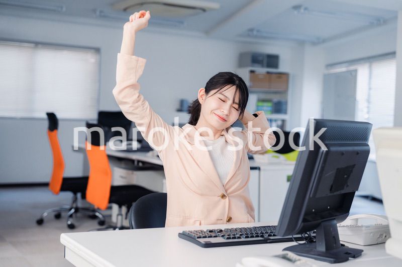 朝まで残業をして疲れたビジネスウーマン