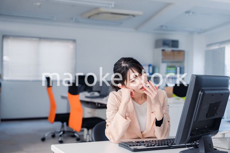 朝まで残業をして疲れたビジネスウーマン