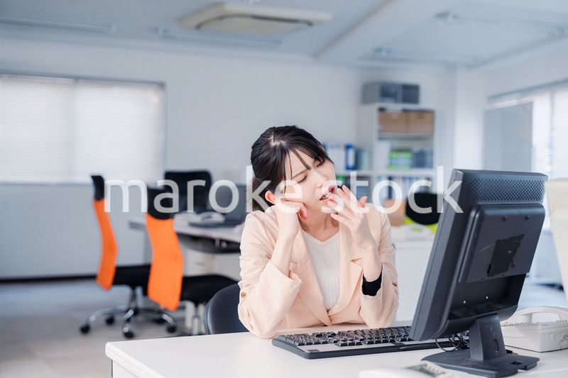 朝まで残業をして疲れたビジネスウーマン