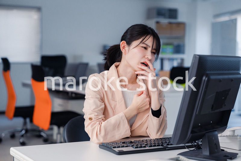 朝まで残業をして疲れたビジネスウーマン