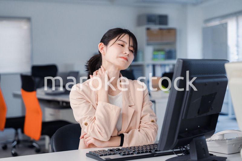 朝まで残業をして疲れたビジネスウーマン