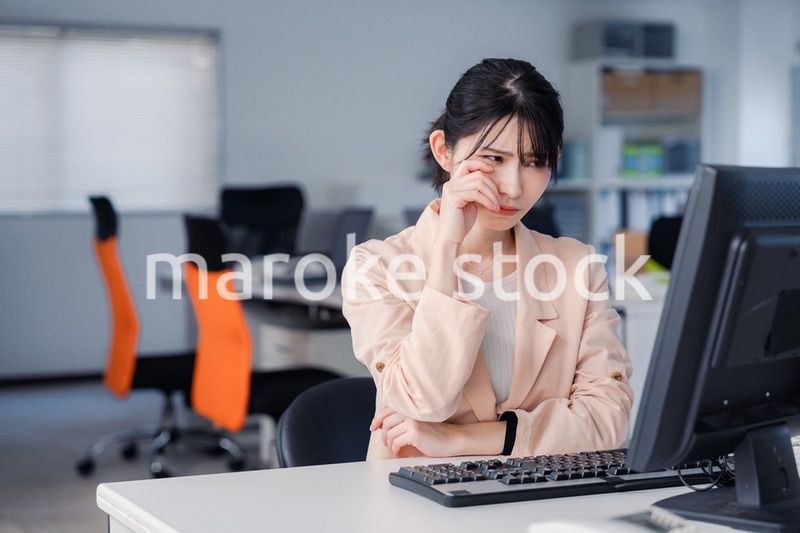 朝まで残業をして疲れたビジネスウーマン