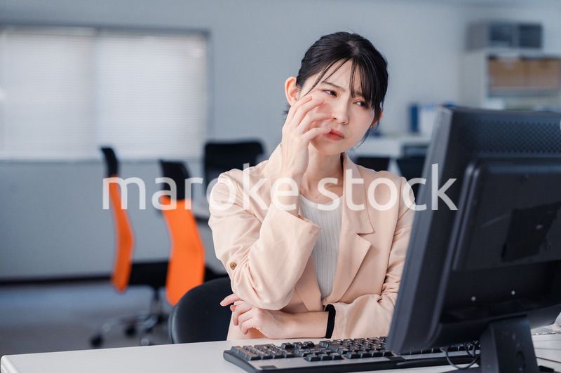 朝まで残業をして疲れたビジネスウーマン