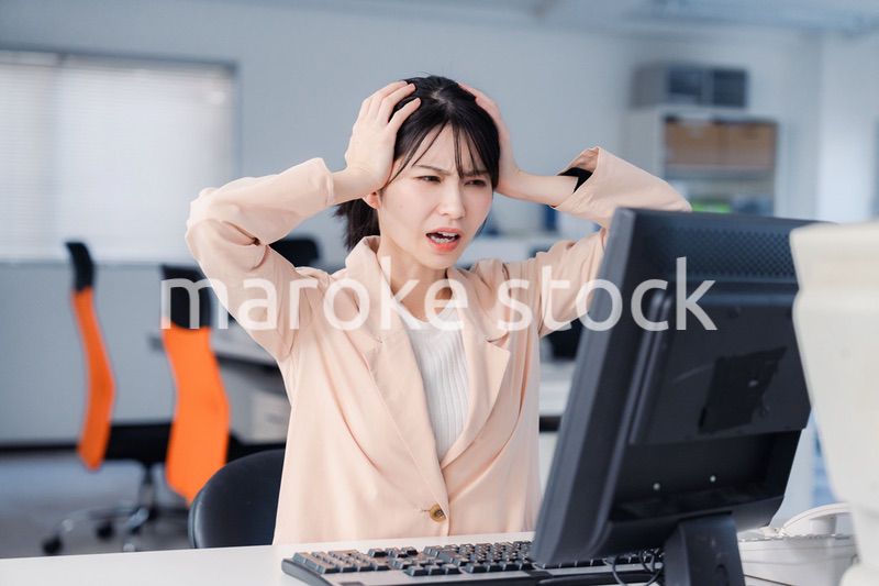 朝まで残業をして疲れたビジネスウーマン