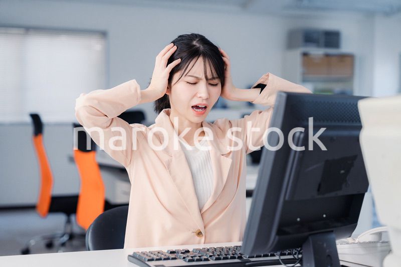 朝まで残業をして疲れたビジネスウーマン