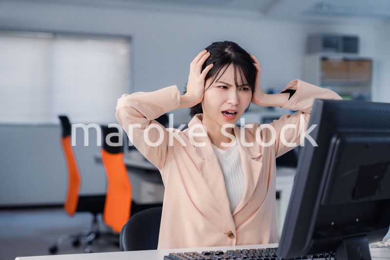 朝まで残業をして疲れたビジネスウーマン