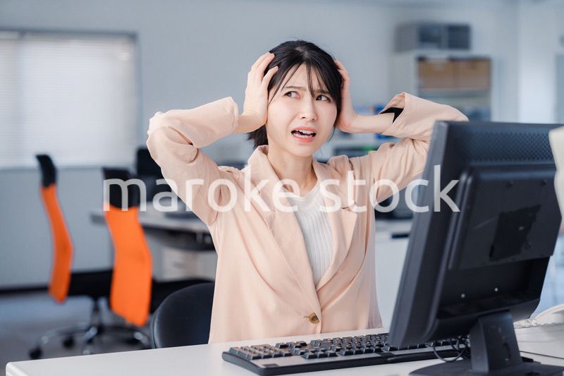 朝まで残業をして疲れたビジネスウーマン