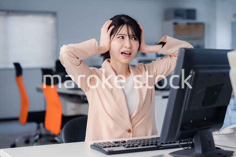 朝まで残業をして疲れたビジネスウーマン