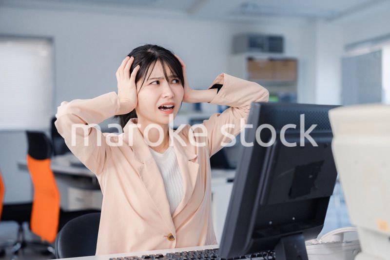 朝まで残業をして疲れたビジネスウーマン