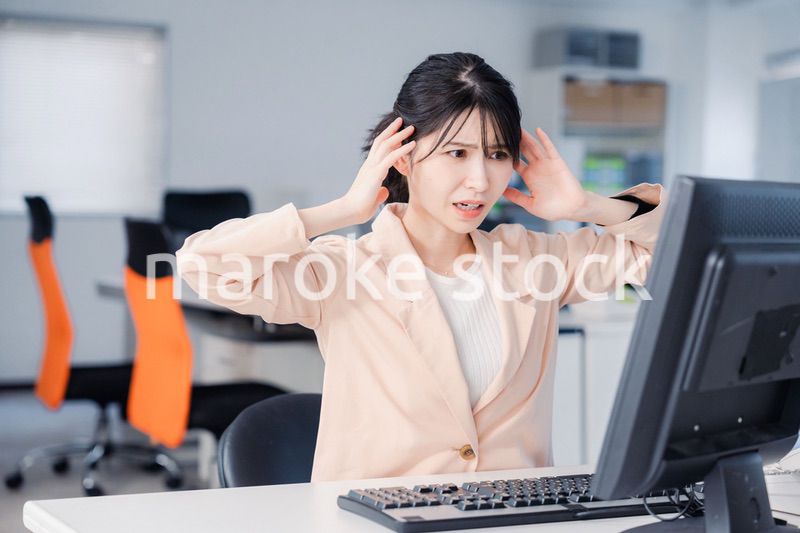 朝まで残業をして疲れたビジネスウーマン