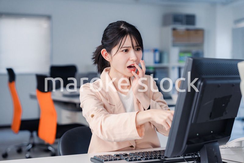 朝まで残業をして疲れたビジネスウーマン