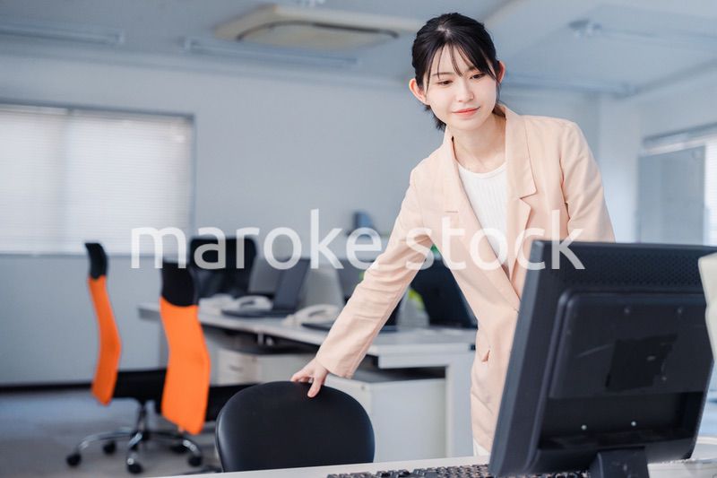 朝まで残業をして疲れたビジネスウーマン