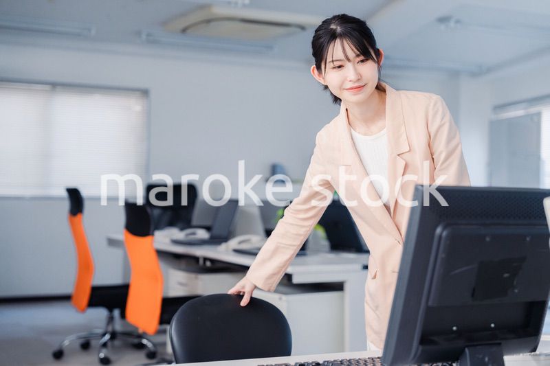 朝まで残業をして疲れたビジネスウーマン