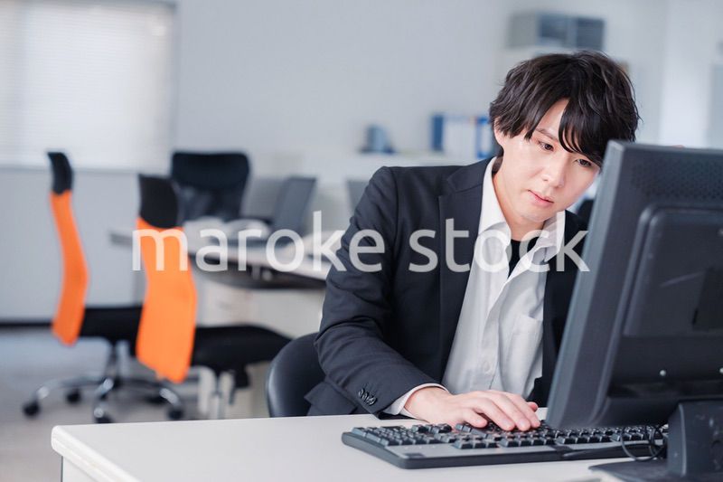 遅い時間まで一人で残業をするビジネスパーソン