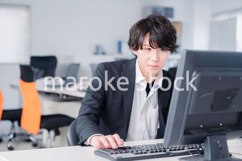 遅い時間まで一人で残業をするビジネスパーソン