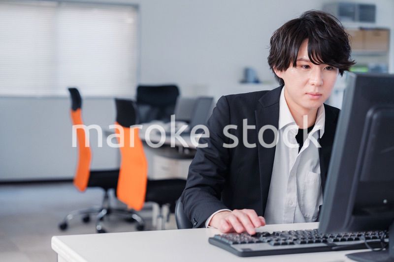 遅い時間まで一人で残業をするビジネスパーソン