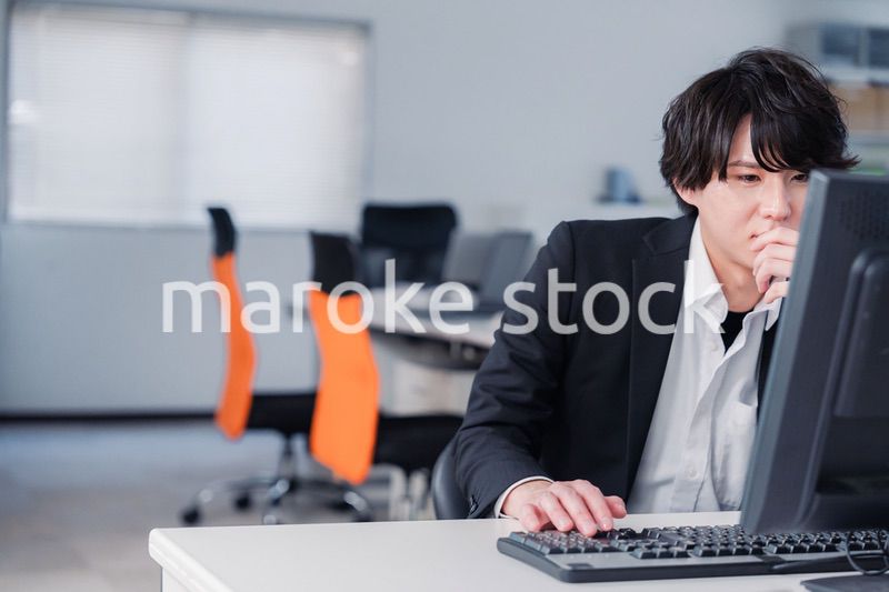 遅い時間まで一人で残業をするビジネスパーソン