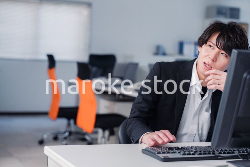 遅い時間まで一人で残業をするビジネスパーソン