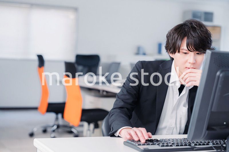 遅い時間まで一人で残業をするビジネスパーソン