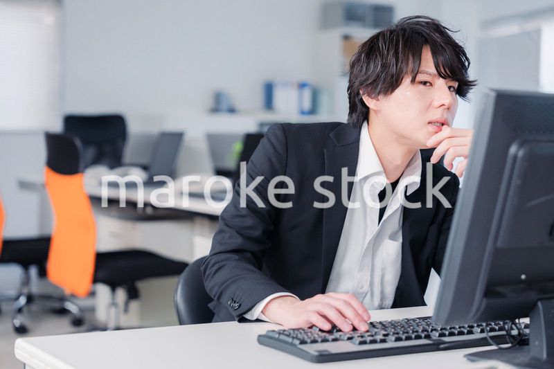 遅い時間まで一人で残業をするビジネスパーソン