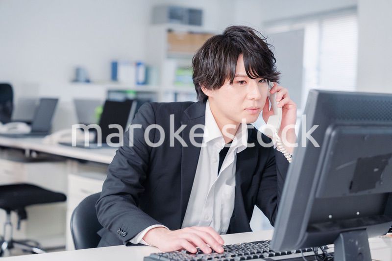 電話対応をするビジネスマン