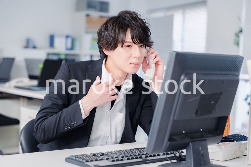 電話対応をするビジネスマン