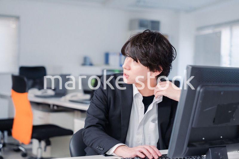 遅い時間まで一人で残業をするビジネスパーソン