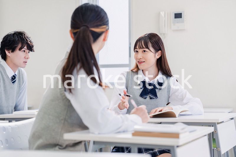 教室でディベートをする高校生