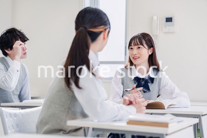 教室でディベートをする高校生